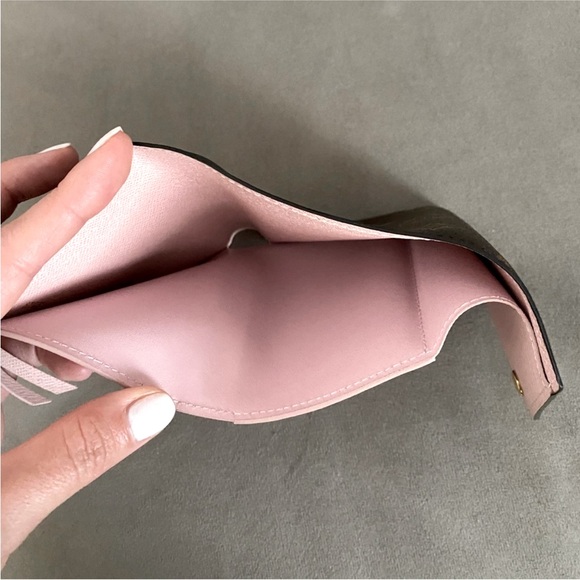 LOUIS VUITTON Monogram Victorine Wallet - Picture 4 of 8